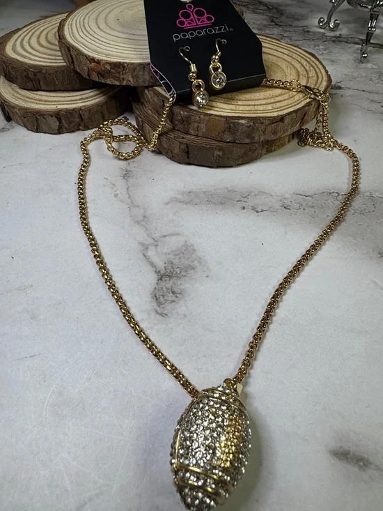 paparazzi Gold Crystal Pavé Oval Pendant Necklace - Picture 1 of 2